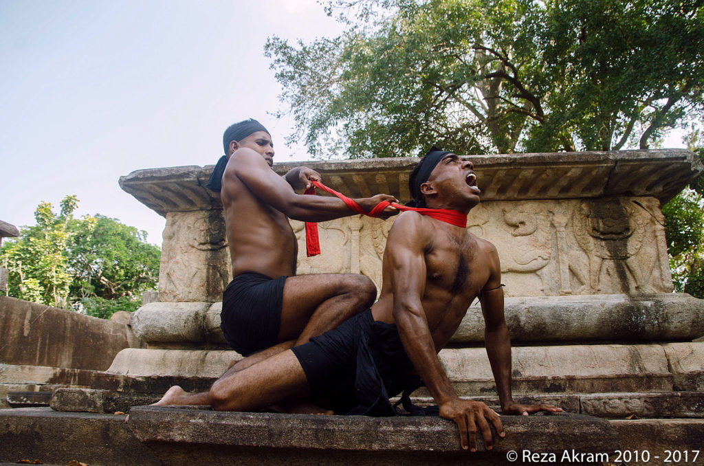 Chokehold using a sash (Sinhala: Saluwa), a manouver known as the "salu getaya". © Reza Akram 2010 - 2017